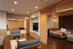 松花亭 特別室｢暁｣　　
広々としたリビング部分は、ご家族やご友人同士が集まり、ゆったりと語らいの時間を楽しめる憩いの空間。心ほどけるひとときが、思い出深いご滞在を演出します。