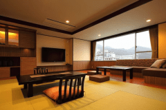 松花亭 和室｢ゆの香｣　　 和モダンの趣が漂う当ホテルの和室は、全室にソファを完備し、ゆったりとした開放感あふれる空間をご提供します。客室からは伊香保温泉街の温もりと、遠く草津白根山の雄大な景色を一望。心落ち着く贅沢なひとときをお約束いたします。
