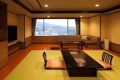 松花亭 和室｢ゆの香｣　　 和モダンの趣が漂う当ホテルの和室は、全室にソファを完備し、ゆったりとした開放感あふれる空間をご提供します。客室からは伊香保温泉街の温もりと、遠く草津白根山の雄大な景色を一望。心落ち着く贅沢なひとときをお約束いたします。