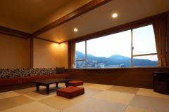 松花亭 和洋室｢月あかり｣　　
シモンズ製ベッド2台を完備したスタンダード和洋室。仕切りのないワンルームタイプで、畳とベッドの心地よい調和が魅力です。