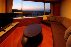 松花亭 和洋室｢山あかり｣　　 
伊香保温泉街と、その奥に望む草津白根山を一望できる和洋室。仕切りなく広がるコーナーリビングと畳部分、シモンズ製ベッド2台が織りなす上質な空間が魅力です。寛ぎと眺望を兼ね備えた贅沢なひとときをご堪能ください。