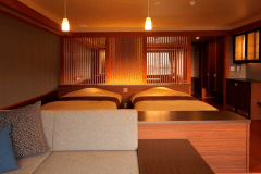 松花亭 和洋室｢月あかり｣　　
シモンズ製ベッド2台を完備したスタンダード和洋室。仕切りのないワンルームタイプで、畳とベッドの心地よい調和が魅力です。