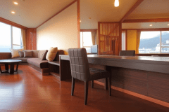 松花亭 和洋室｢山あかり｣　　 
伊香保温泉街と、その奥に望む草津白根山を一望できる和洋室。仕切りなく広がるコーナーリビングと畳部分、シモンズ製ベッド2台が織りなす上質な空間が魅力です。寛ぎと眺望を兼ね備えた贅沢なひとときをご堪能ください。