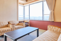 松花亭 特別室｢団欒｣または｢集｣　　
角部屋に位置し、開放感に満ちた和洋室タイプ。伊香保温泉街の街並みから、遠く草津白根山までを望む眺望が広がり、四季折々の美景をお楽しみいただけます。