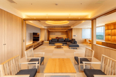 貴賓室 ｢天空｣　　
リビングと和室がひと続きになった開放的な設計で、206㎡の広さを余すことなく感じていただける特別室。和のくつろぎと洋の快適さが調和した、上質なひとときを。