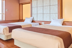 松花亭 特別室｢団欒｣または｢集｣　　
角部屋に位置し、開放感に満ちた和洋室タイプ。伊香保温泉街の街並みから、遠く草津白根山までを望む眺望が広がり、四季折々の美景をお楽しみいただけます。