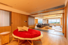 貴賓室 ｢天空｣　　
室内には、｢チンパンジーの寝床」という〝ゆりかご〟を置いたユニークなスペースもご用意。自然に包まれるような安心感と遊び心が、心ほどける特別な時間を演出します。