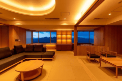 貴賓室 ｢天空｣　　
リビングルームは余裕のある設計です。最上階ならではの開放感と静けさに包まれて、思い思いの時間をお楽しみください。