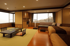 松花亭 和洋室｢星あかり｣　　 角部屋に位置する、開放感あふれる広めの和洋室。仕切りのない一体型の空間は、ご家族やグループでのご利用にも最適です。ゆったりとした時間をお過ごしください。