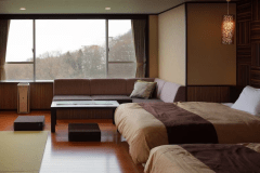 松花亭 和洋室｢星あかり｣　　 角部屋に位置する、開放感あふれる広めの和洋室。仕切りのない一体型の空間は、ご家族やグループでのご利用にも最適です。ゆったりとした時間をお過ごしください。