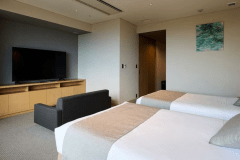 松花亭 洋室｢展望ツイン｣　　
最上階7階に位置する洋室ツインルーム。大きな窓からは上州の名峰・赤城山を望む、見晴らしのよい特等席。明るく開放感あふれる空間で、心安らぐひとときをどうぞ。