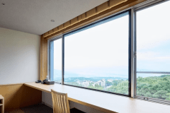 松花亭 洋室｢展望ツイン｣　　
最上階7階に位置する洋室ツインルーム。大きな窓からは上州の名峰・赤城山を望む、見晴らしのよい特等席。明るく開放感あふれる空間で、心安らぐひとときをどうぞ。