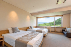 松花亭 洋室｢展望ツイン｣　　
最上階7階に位置する洋室ツインルーム。大きな窓からは上州の名峰・赤城山を望む、見晴らしのよい特等席。明るく開放感あふれる空間で、心安らぐひとときをどうぞ。