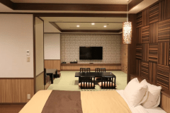 松花亭 プレミアム和洋室｢風あかり｣　　
館内に一室のみの特別な和洋室。和室とベッドルームは仕切られており、それぞれの空間でゆったりとお過ごしいただけます。特別感を求める方にふさわしい一室です。