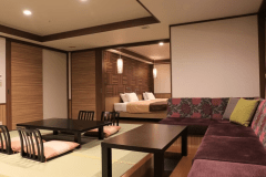 松花亭 プレミアム和洋室｢風あかり｣　　
館内に一室のみの特別な和洋室。和室とベッドルームは仕切られており、それぞれの空間でゆったりとお過ごしいただけます。特別感を求める方にふさわしい一室です。