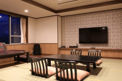 松花亭 プレミアム和洋室｢風あかり｣　　
館内に一室のみの特別な和洋室。和室とベッドルームは仕切られており、それぞれの空間でゆったりとお過ごしいただけます。特別感を求める方にふさわしい一室です。