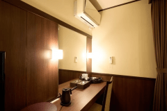 洋風館(ツインベッド)　　
大きな鏡と清潔感のある内装が、控えめながらも品のよい滞在を演出します。