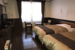 洋風館(ツインベッド)　　
ご滞在に際し、階段のご利用や窓からの景観に一部制限がございますが、その分落ち着いた空間をリーズナブルにご提供いたします。静かな環境をお求めの方に。