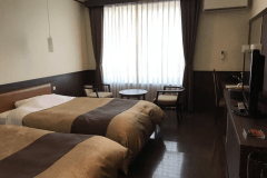 洋風館(ツインベッド)　　
少し訳ありでお得な洋室ツイン。階段移動や景観制限がありますが、清潔で明るいお部屋で快適にお過ごしいただけます。コスパ重視の方におすすめです！