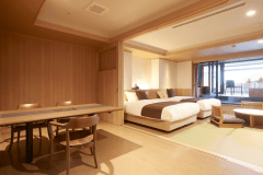 山水亭 ｢和洋室｣　　
和の落ち着きと洋の快適さが調和した和洋室タイプのお部屋です。シモンズ製のベッドを2台ご用意し、ゆったりとお休みいただける上質な空間で、寛ぎのひとときをお楽しみください。