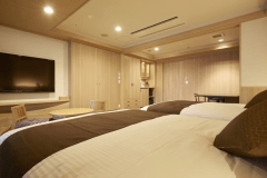 山水亭 ｢和洋室｣　　
和の落ち着きと洋の快適さが調和した和洋室タイプのお部屋です。シモンズ製のベッドを2台ご用意し、ゆったりとお休みいただける上質な空間で、寛ぎのひとときをお楽しみください。