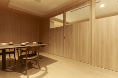 山水亭 ｢和洋室｣　　
客室内のダイニングテーブルで最大4名様までご夕食をお楽しみいただけます。プライベートな空間で、ゆったりとした時間の中、心温まるお料理をお召し上がりいただける贅沢なひとときです。大切な方々と一緒に、落ち着いた雰囲気の中でお食事を楽しみながら、特別な時間をお過ごしください。