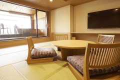 山水亭 ｢和室｣　　 落ち着きある和室タイプのお部屋です。足を伸ばしてくつろげる広縁や、心安らぐ和のしつらえが、ゆったりとした癒しのひとときを演出いたします。