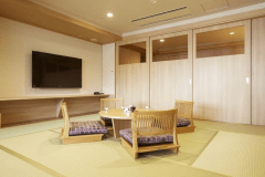 山水亭 ｢和室｣　　
落ち着きある和室タイプのお部屋です。足を伸ばしてくつろげる広縁や、心安らぐ和のしつらえが、ゆったりとした癒しのひとときを演出いたします。