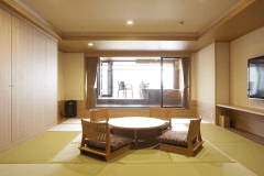 山水亭 ｢和室｣　　
落ち着きある和室タイプのお部屋です。足を伸ばしてくつろげる広縁や、心安らぐ和のしつらえが、ゆったりとした癒しのひとときを演出いたします。