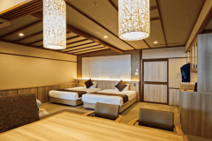 山水亭 ｢ユニバーサルツイン」　　
滑りにくい床や手すりを設え、車椅子でのご利用にも安心。加温した榛名山麓の湧水露天風呂付き。光を通す切り絵パネルが明るさと趣を添えます。