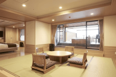 山水亭 特別室｢ひだまり｣　　
畳の和室、ダイニング、ベッドルームが全て引き戸で仕切られた特別室は、プライベート感を大切にした贅沢な空間です。それぞれのエリアが独立しており、お食事やくつろぎの時間を邪魔されることなく、心ゆくまでお過ごしいただけます。引き戸を開けることで、広がりのある空間を楽しむこともでき、心地よく落ち着いたひとときをお届けします。