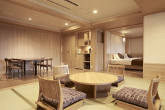 山水亭 特別室｢ひだまり｣　　
畳の和室、ダイニング、ベッドルームが全て引き戸で仕切られた特別室は、プライベート感を大切にした贅沢な空間です。それぞれのエリアが独立しており、お食事やくつろぎの時間を邪魔されることなく、心ゆくまでお過ごしいただけます。引き戸を開けることで、広がりのある空間を楽しむこともでき、心地よく落ち着いたひとときをお届けします。