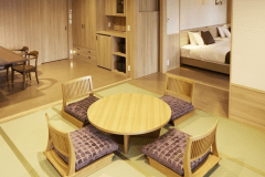 山水亭 特別室｢ひだまり｣　　
畳の和室、ダイニング、ベッドルームが全て引き戸で仕切られた特別室は、プライベート感を大切にした贅沢な空間です。それぞれのエリアが独立しており、お食事やくつろぎの時間を邪魔されることなく、心ゆくまでお過ごしいただけます。引き戸を開けることで、広がりのある空間を楽しむこともでき、心地よく落ち着いたひとときをお届けします。