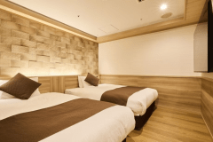 山水亭 特別室｢いこい｣　　 シモンズ製の寝心地の良いベッドが備わったベッドルームで、至福の眠りをご体験いただけます。細部までこだわり抜かれたベッドは、体に優しくフィットし、深い安らぎをもたらします。上質な眠りを求める方にぴったりの、静かな空間でお休みください。