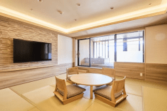 山水亭 特別室｢いこい｣　　
広々とした12.5畳の和室で、贅沢なひとときをお過ごしいただけます。開放感のある空間で、心ゆくまでお寛ぎいただけること間違いなし。畳の柔らかな感触と落ち着いた雰囲気が、日々の疲れを癒し、心身をリフレッシュしてくれます。静かな環境で、ゆったりとした時間をお楽しみください。