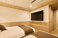 山水亭 特別室｢いこい｣　　
シモンズ製の寝心地の良いベッドが備わったベッドルームで、至福の眠りをご体験いただけます。細部までこだわり抜かれたベッドは、体に優しくフィットし、深い安らぎをもたらします。上質な眠りを求める方にぴったりの、静かな空間でお休みください。