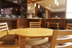 山水亭 特別室｢なごみ｣　　
落ち着いた雰囲気の座卓とローテーブルをご用意しております。足を伸ばしてリラックスしながら、ゆったりとした時間の中で談笑を楽しむことができます。心地よい空間で、大切な方々とのひとときをお過ごしください。