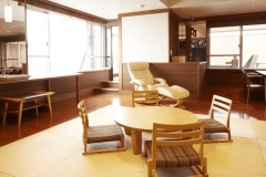 山水亭 特別室｢なごみ｣　　
畳部分は、開放的で広々とした空間が広がり、静寂の中で心ゆくまでお寛ぎいただけます。自然光が優しく差し込む明るい雰囲気の中、和の温もりを感じながら、贅沢で落ち着いた時間をお過ごしいただけます。