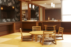 山水亭 特別室｢いこい｣　　
広々とした洗面エリアに大きな鏡を配置し、身支度のひとときをより快適にお過ごしいただけます。洗面周りは洗練されたデザインでありながら、使いやすさにも配慮された空間。清潔感と機能性が両立し、朝の支度や夜のリラックスタイムを一層豊かに演出します。