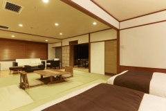 山水亭 特別室｢やすらぎ｣　　
角部屋ならではの開放感と、専用露天風呂の贅沢。和洋室のゆとりある空間で、眺めと湯に癒される至高のひとときをどうぞ。