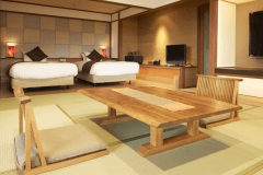 山水亭 特別室｢やすらぎ｣　　
眺望自慢の角部屋に設えた、露天風呂付の和洋室。自然のぬくもりと洗練された空間が調和する特別室で、上質なやすらぎをご堪能ください。