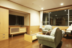 松花亭 特別室｢寛｣　　
広々とした和洋室タイプの特別室は、角部屋ならではの開放感が魅力。窓の外には伊香保温泉街の風情ある景色と、遠くに草津白根山を望む、心ほどける眺めが広がります。