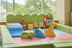 キッズコーナー　　
お子様がのびのび遊べるキッズコーナーを設けております。安全面に配慮した遊具と清潔な環境で、小さなお子様も楽しく過ごせます。親御様も目の届く範囲でゆったりくつろげるため、ご家族で安心してご利用いただけます。笑顔あふれる時間をお楽しみください。