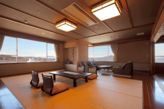 エレベーターにも近い角部屋の特別室。どのお部屋も上州の絶景を窓一面にお楽しみいただけるお部屋となっております。（画像は特別室「団欒」）