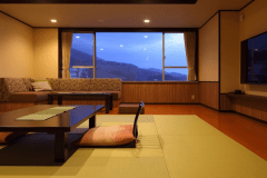 松花亭 和室｢ゆの香｣　　 和モダンの趣が漂う当ホテルの和室は、全室にソファを完備し、ゆったりとした開放感あふれる空間をご提供します。客室からは伊香保温泉街の温もりと、遠く草津白根山の雄大な景色を一望。心落ち着く贅沢なひとときをお過ごしいただけます。