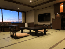 松花亭 和室｢ゆの香｣　　 和モダンの趣が漂う当ホテルの和室は、全室にソファを完備し、ゆったりとした開放感あふれる空間をご提供します。客室からは伊香保温泉街の温もりと、遠く草津白根山の雄大な景色を一望。心落ち着く贅沢なひとときをお過ごしいただけます。