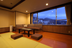 松花亭 和室｢ゆの香｣　　 和モダンの趣が漂う当ホテルの和室は、全室にソファを完備し、ゆったりとした開放感あふれる空間をご提供します。客室からは伊香保温泉街の温もりと、遠く草津白根山の雄大な景色を一望。心落ち着く贅沢なひとときをお過ごしいただけます。