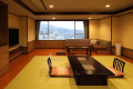 松花亭 和室｢ゆの香｣　　 和モダンの趣が漂う当ホテルの和室は、全室にソファを完備し、ゆったりとした開放感あふれる空間をご提供します。客室からは伊香保温泉街の温もりと、遠く草津白根山の雄大な景色を一望。心落ち着く贅沢なひとときをお約束いたします。