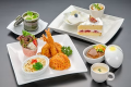 お子様ランチ(小学生未満)　　※料理内容は変更となる場合がございます。　
小学生未満のお子様向けに、洋食中心のボリューム満点なお子様ランチをご用意。ハンバーグやエビフライなど人気メニューに、デザートは大人より多めで大満足の内容です。
