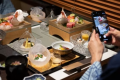 ご夕食の時間は、大切な方々との団欒を心ゆくまでお楽しみいただけるひととき。旬の素材を活かしたお料理とともに、ゆったりとした空間で心温まる時間をお過ごしいただけるよう心を込めておもてなしいたします。